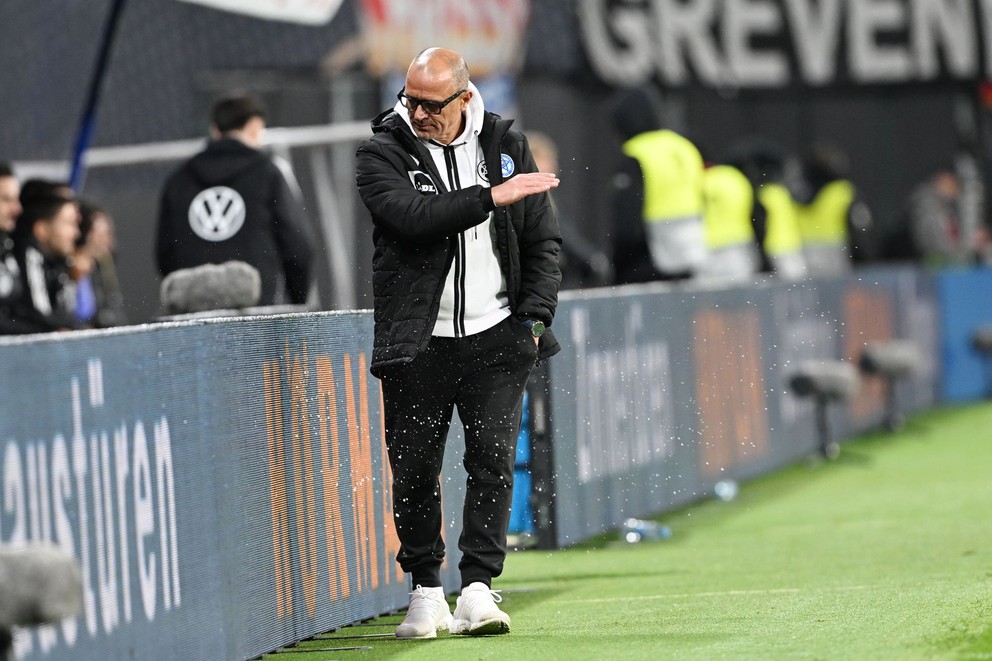 Na snímka tréner Slovenska Francesco Calzona.