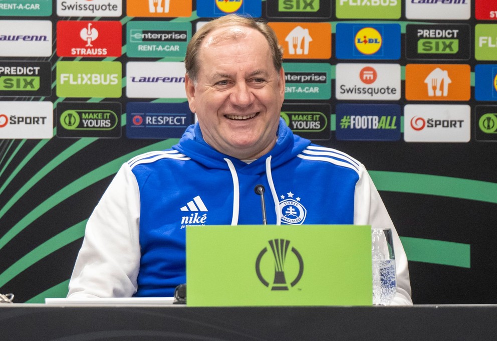 Na snímke tréner futbalistov ŠK Slovan Batislava Vladimír Weiss st. počas tlačovej konferencie pred zápasom s Rayom Vallecano de Madrid.