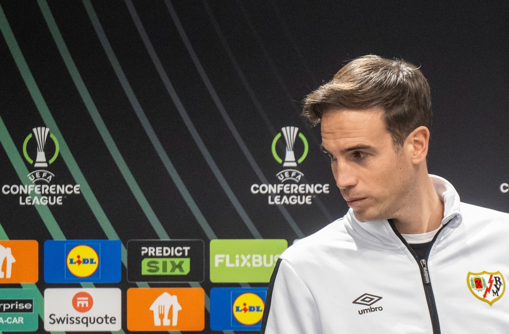 Na snímke tréner futbalistov Rayo Vallecano de Madrid Inigo Perez počas tlačovej konferencie pred zápasom 4. kola ligovej fázy Konferenčnej ligy UEFA ŠK Slovan Bratislava - Rayo Vallecano de Madrid 26. novembra 2025 v Bratislave.