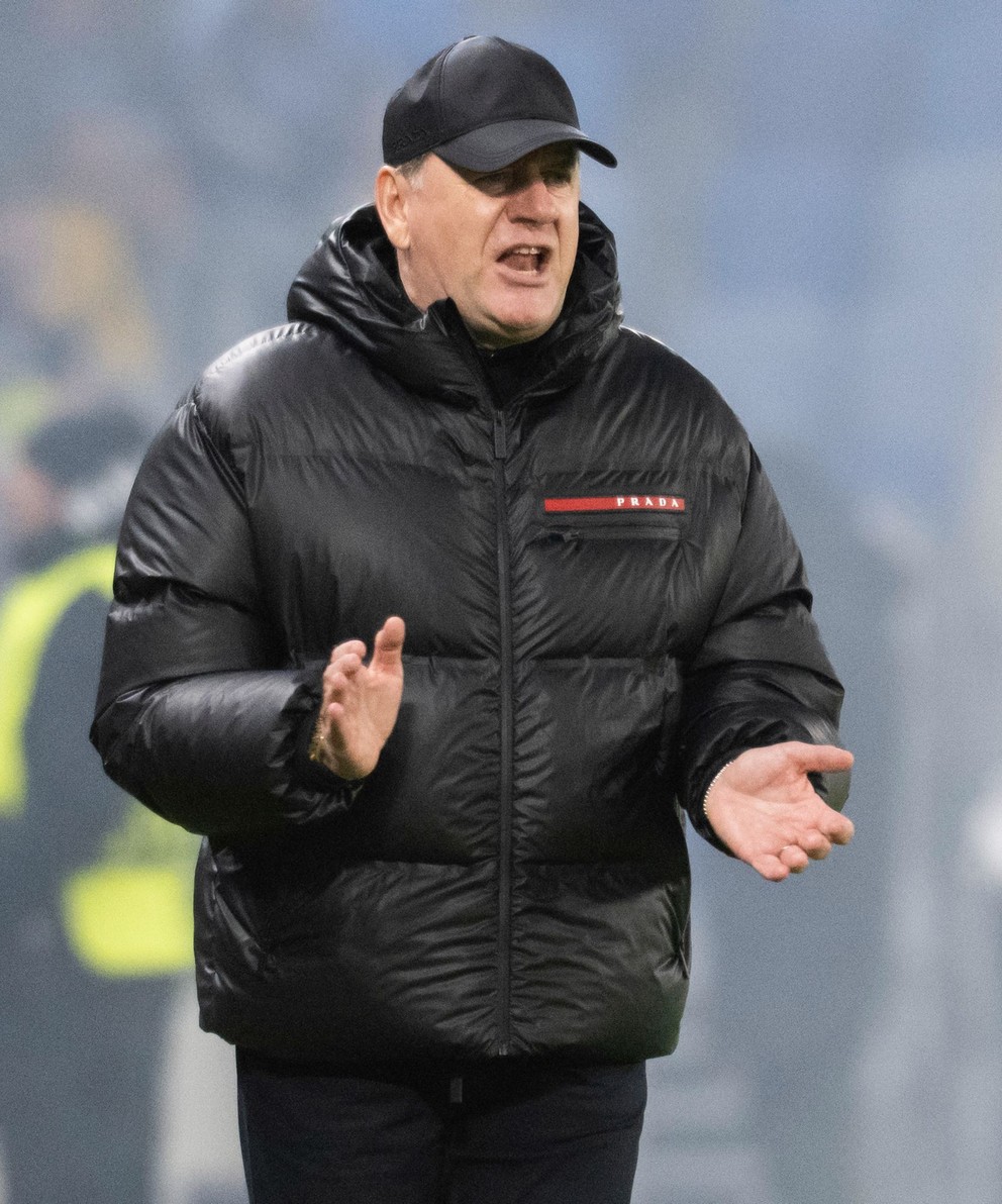 Na snímke tréner Slovana Vladimír Weiss st. gestikuluje v zápase 4. kola ligovej fázy Konferenčnej ligy ŠK SLOVAN BRATISLAVA - Rayo Vallecano.