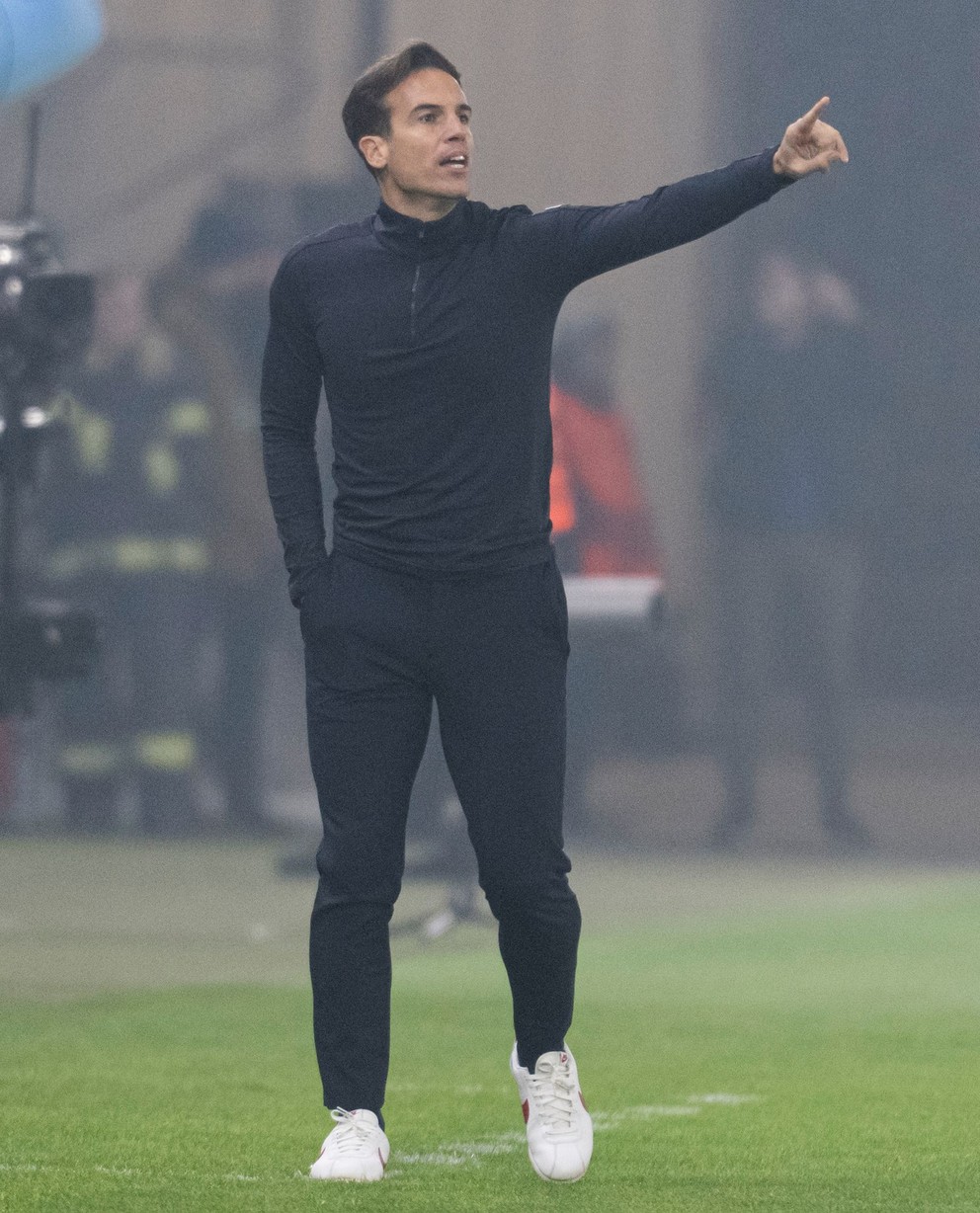 Na snímke tréner Vallecana Inigo Perez gestikuluje v zápase 4. kola ligovej fázy Konferenčnej ligy.