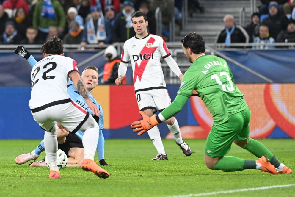 Na snímke vpravo brankár Raya Augusto Batalla a hráč Raya Alfonso Espino (v popredí vľavo) v zápase 4. kola ligovej fázy Konferenčnej ligy ŠK Slovan Bratislava - Rayo Vallecano v Bratislave.