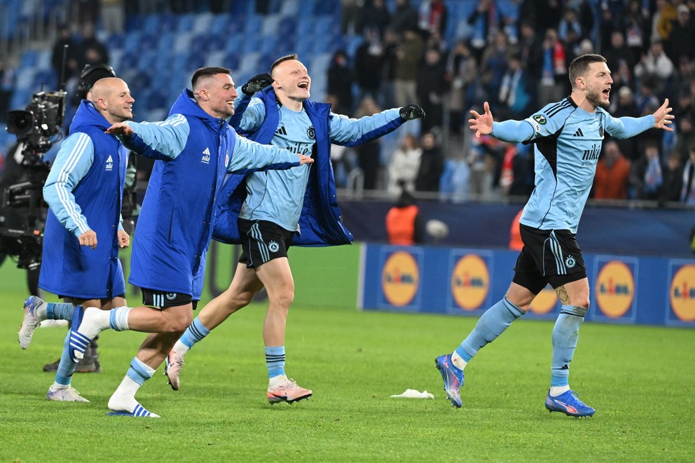 Na snímke hráči Slovanu zľava Vladimír Weiss, Róbert Mak, Nino Marcelli a Kevin Wimmer sa radujú z gólu v zápase 4. kola ligovej fázy Konferenčnej ligy ŠK SLOVAN BRATISLAVA - Rayo Vallecano.