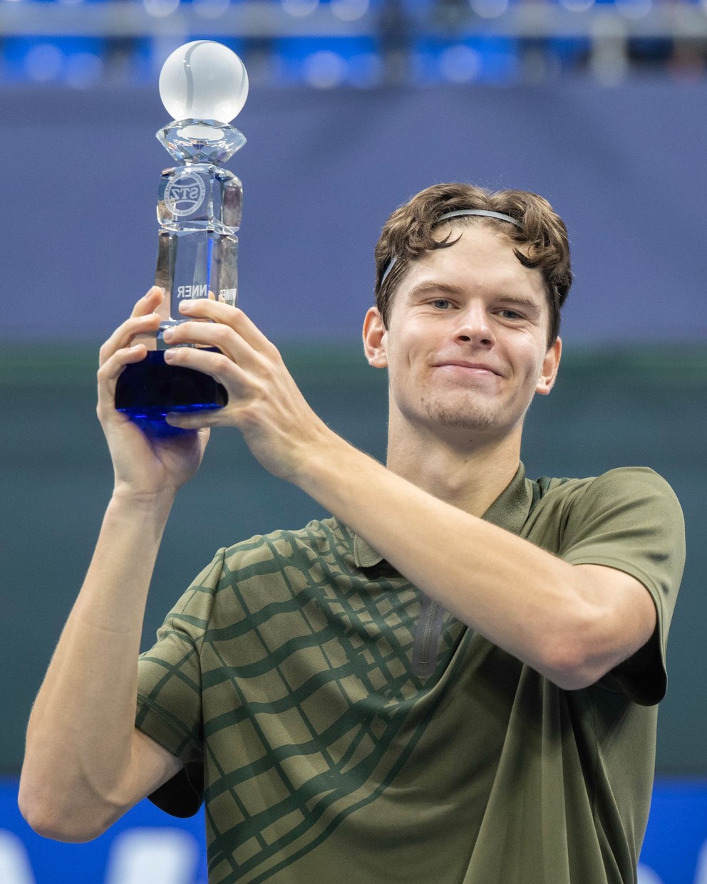 Belgický tenista Alexander Blockx pózuje s trofejou po víťazstve na bratislavskom challengeri Slovak Open.