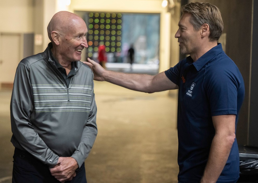 Bývalý tréner slovenskej hokejovej reprezentácie a terajší konzultant Craig Ramsay (vľavo) a hlavný tréner slovenskej hokejovej reprezentácie Vladimír Országh sa vítajú na zraze slovenskej hokejovej reprezentácie.