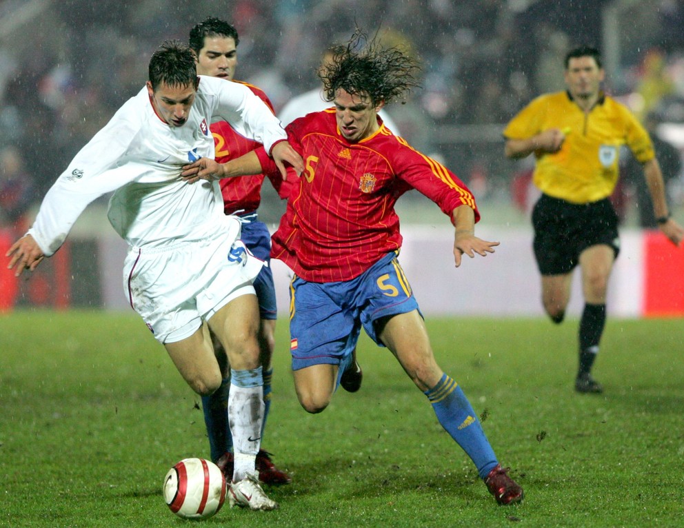Filip Hološko (v bielom) a Carles Puyol. Zápas baráže o postup na MS - rok  2005. 