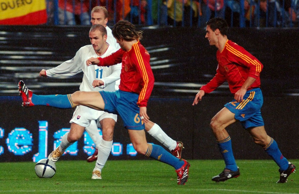 Róbert Vittek a Miroslav Karhan (v pozadí) v zápase Španielsko - Slovensko v baráži MS 2006.