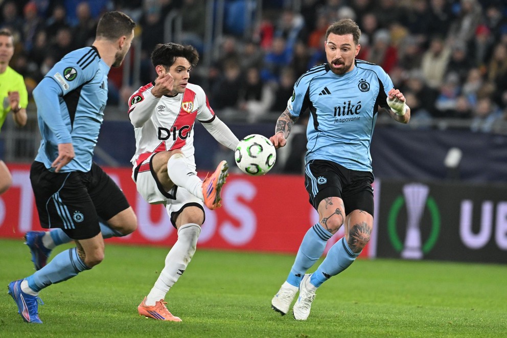 Hráč tímu Rayo Vallecano Fran Pérez (uprostred), hráči Slovanu Kenan Bajrič (vľavo) a Guram Kašia bojujú o loptu v zápase 4. kola ligovej fázy.