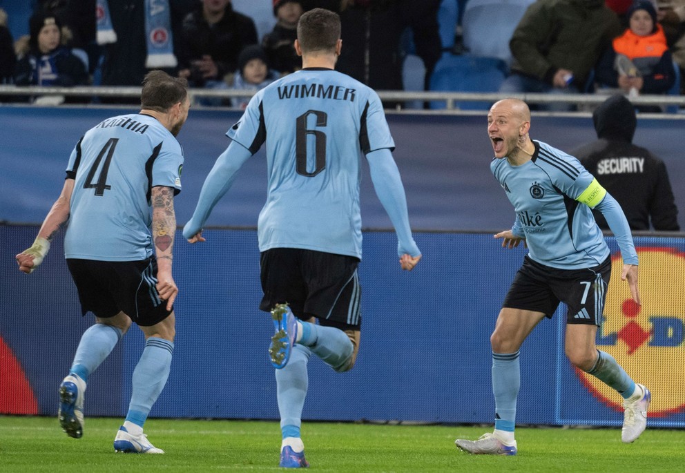 Na snímke hráči Slovana zľava Guram Kašia, Kevin Wimmer a Vladimír Weiss ml. sa radujú z gólu v zápase 4. kola ligovej fázy Konferenčnej ligy ŠK SLOVAN BRATISLAVA - Rayo Vallecano.