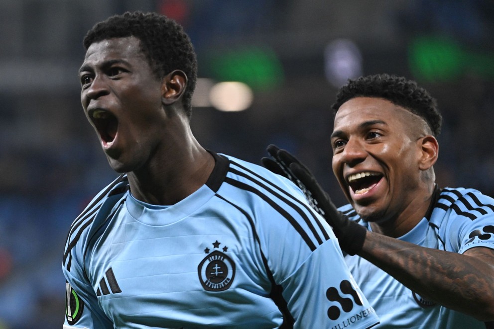 Na snímke zľava hráči Slovana Alasana Yirajang a Cesar Blackman sa radujú z gólu v zápase 4. kola ligovej fázy Konferenčnej ligy ŠK SLOVAN BRATISLAVA - Rayo Vallecano.