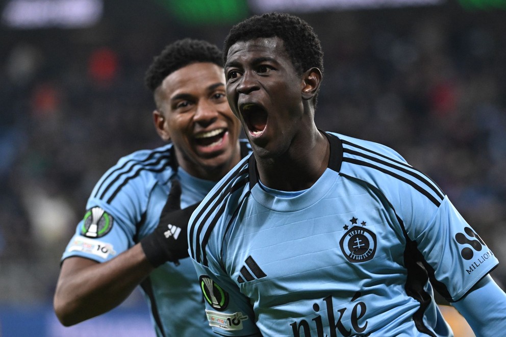 Na snímke sprava hráči Slovana Alasana Yirajang a Cesar Blackman sa radujú z gólu v zápase 4. kola ligovej fázy Konferenčnej ligy ŠK SLOVAN BRATISLAVA - Rayo Vallecano