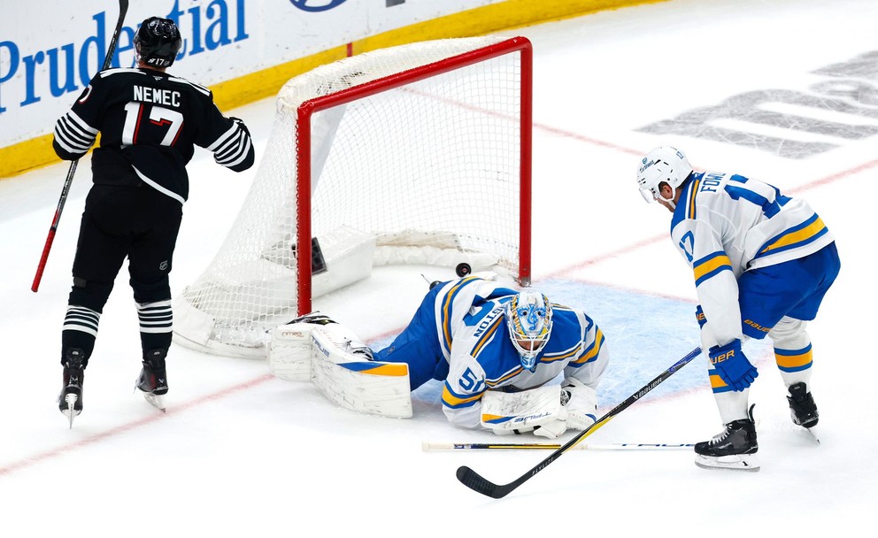 Brankár St. Louis Blues Jordan Binnington (50), ktorému strieľa víťazný gól slovenský obranca New Jersey Devils Šimon Nemec v predĺžení zápasu.