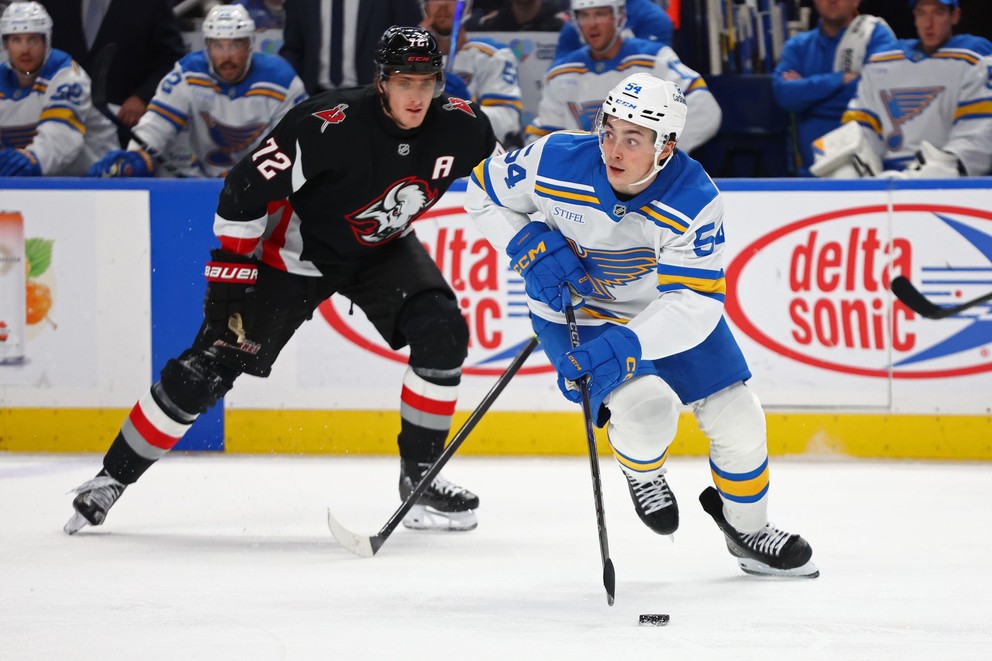 Slovenský hokejista v drese St. Louis Blues Dalibor Dvorský (vpravo) a hráč Buffala Sabres Tage Thompson (vľavo) bojujú o puk v zápase zámorskej NHL Buffalo Sabres - St. Louis Blues v Buffale.