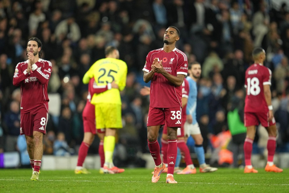 Futbalisti FC Liverpool po prehre v zápase proti Manchestru City. 