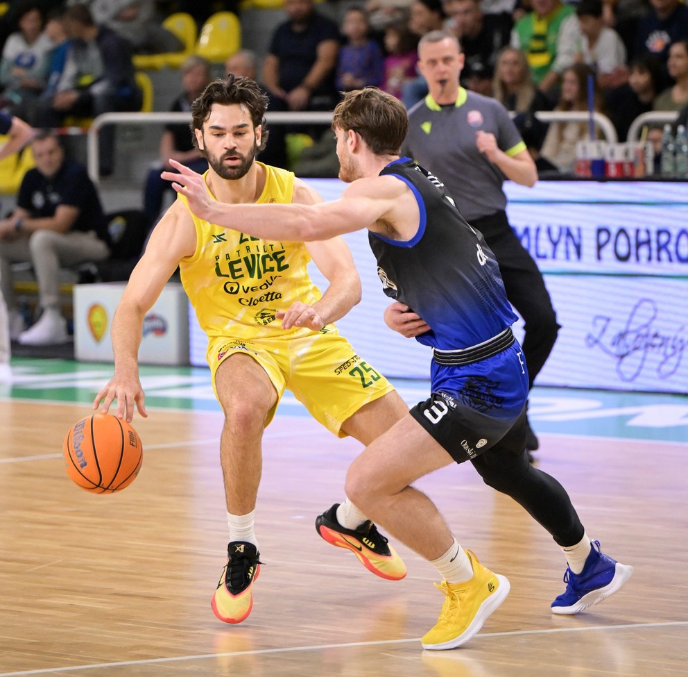 William Glen Carius (Levice) a Todd Jacob Wolf (Košice) v zápase 10. kola Tipos SBL.