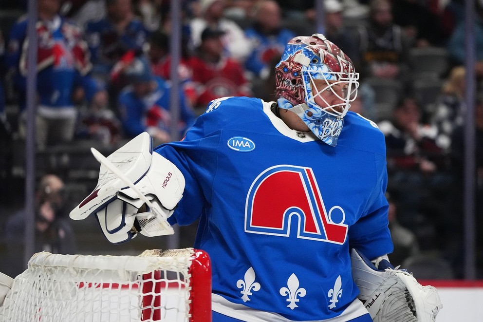 Momentka zo zápasu Montreal - Colorado. Avalanche nastúpili na stretnutie v spomienkových dresoch Quebecu Nordiques. 