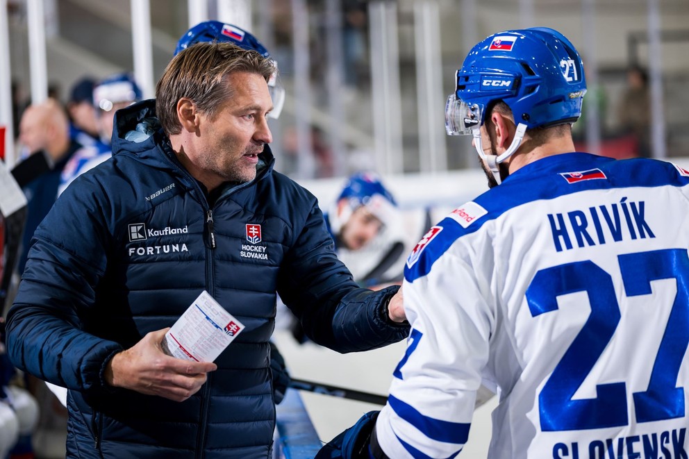 Tréner Vladimír Országh komunikuje s kapitánom Marekom Hrivíkom.
