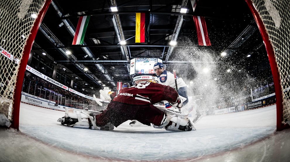 Samuel Takáč pri šanci proti Lotyšsku. 