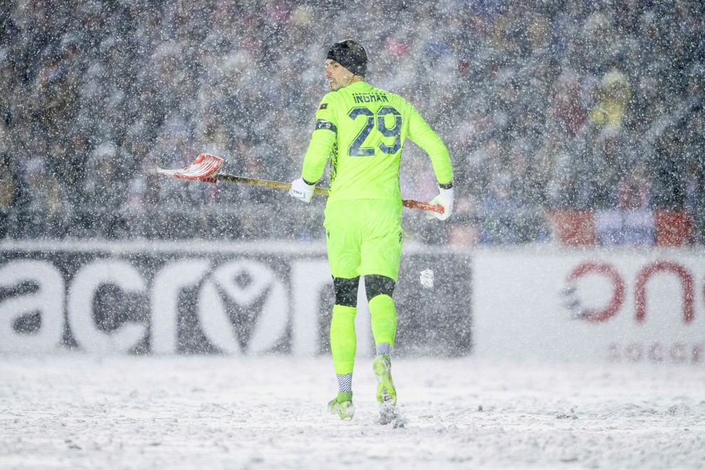 Brankár Ottawy Nathan Ingham pomáha odhŕňať sneh.