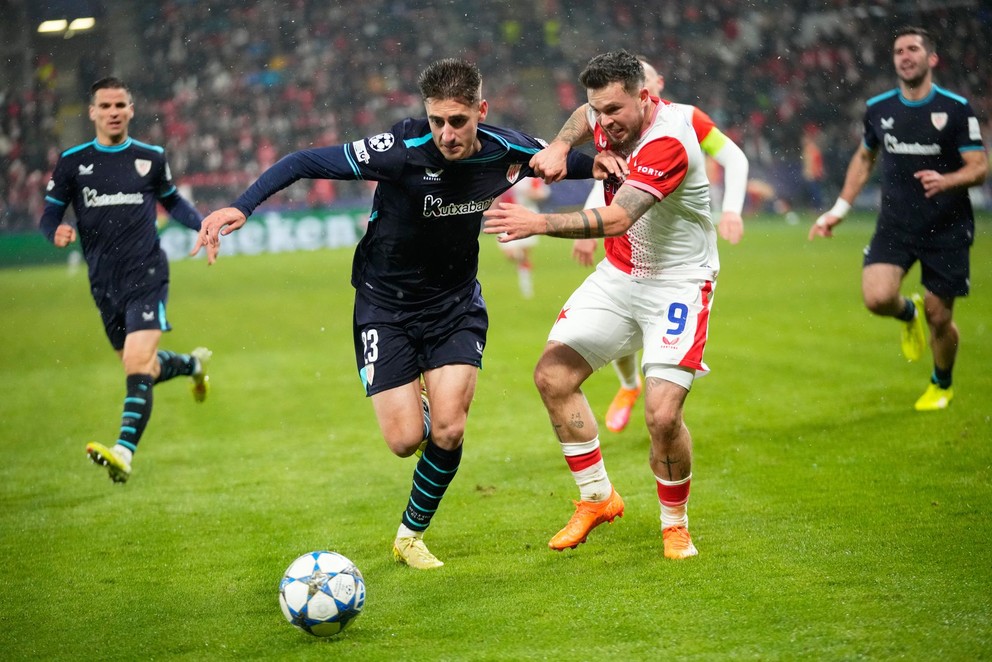 Robert Navarro (vľavo) v súboji s Vasilom Kušejom v zápase Slavia Praha - Athletic Bilbao.