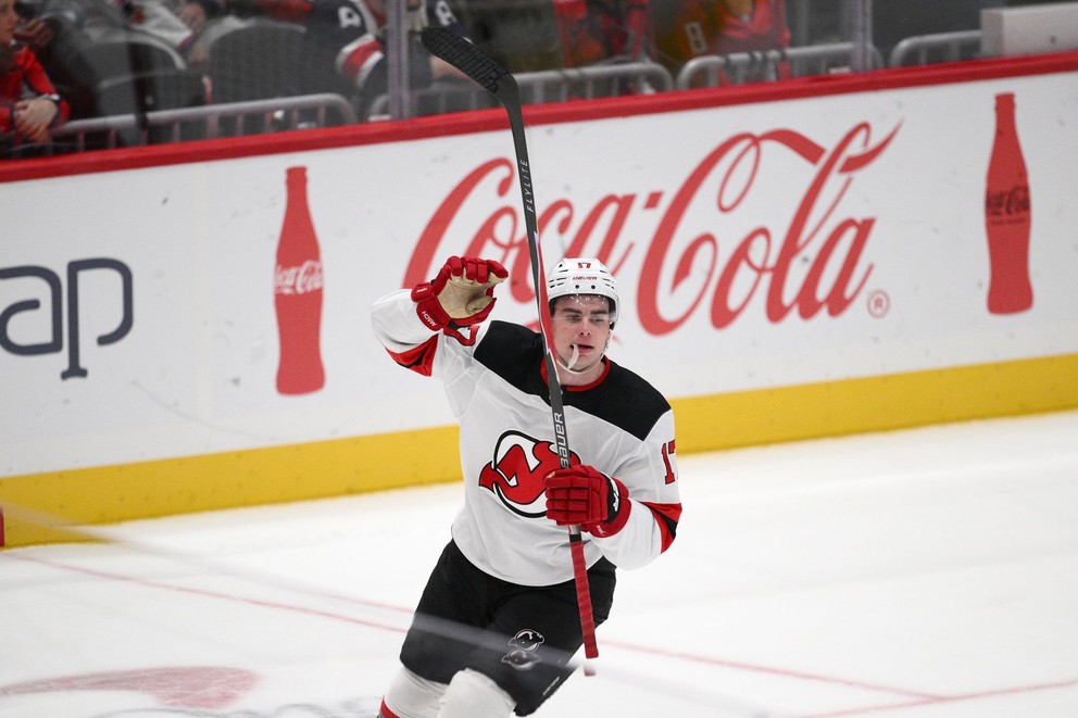 Šimon Nemec oslavuje víťazný gól v drese New Jersey Devils.