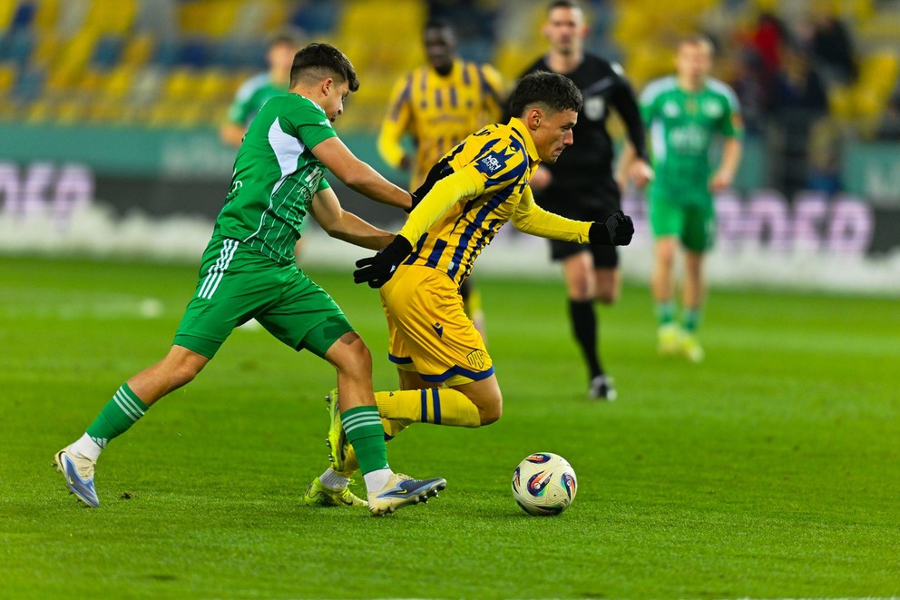 Na snímke v popredí vpravo hráč tímu FC DAC Damir Redzic a hráč Tatranu Prešov Ioan-Calin Revenco.