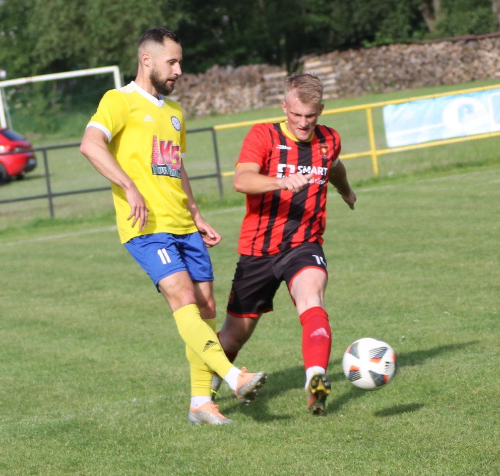 Vpravo Erik Lazur - kapitán FK Gerlachov.