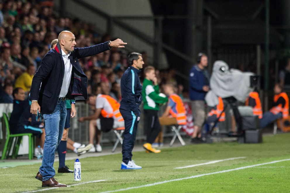 Tréner Žiliny Adrián Guľa počas zápasu proti Bilbau.