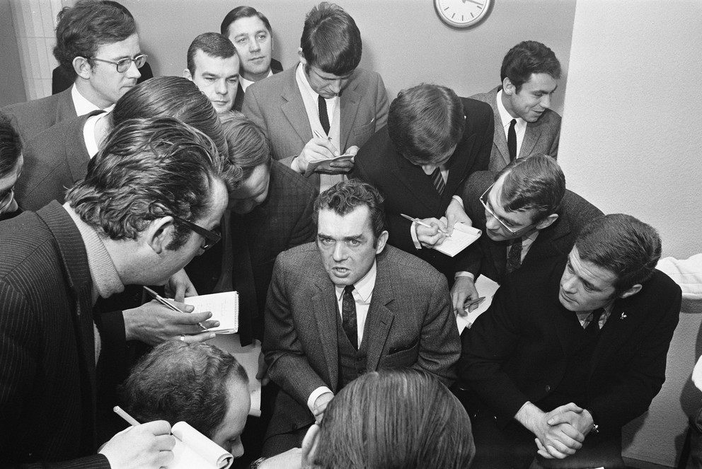 Ernst Happel v rozhovore s novinármi v roku 1969.