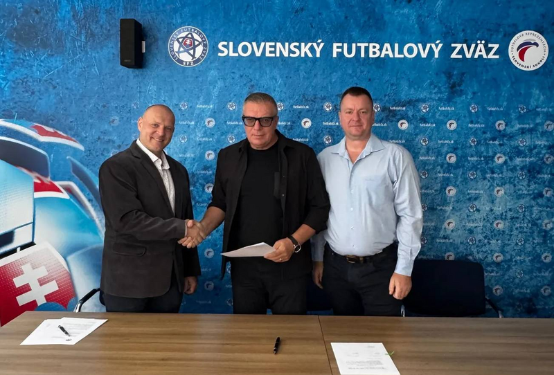 Štefan Havlík a prezident Slovenského futbalového zväzu Ján Kováčik po podpise memoranda v septembri 2025.