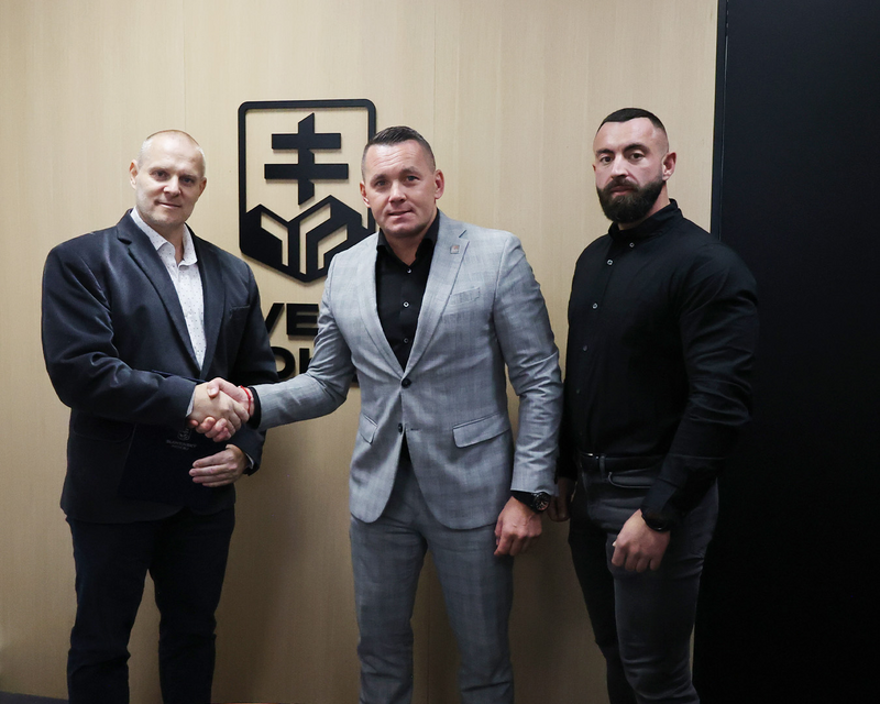 Štefan Havlík pri podpise memoranda s predstaviteľmi Slovenského zväzu ľadového hokeja v septembri 2025.