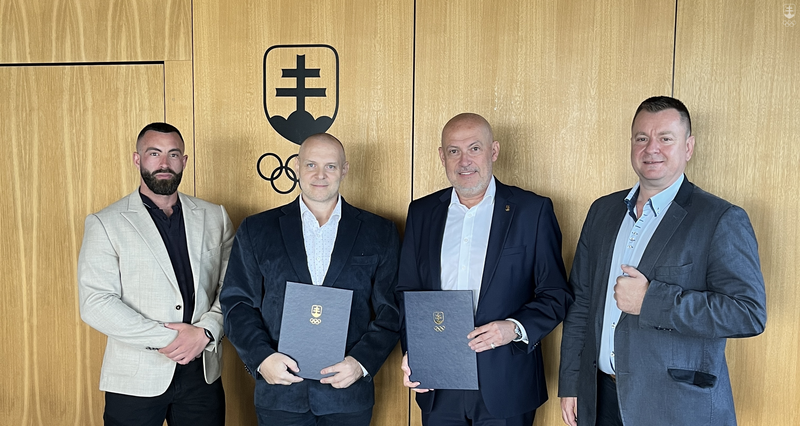 Predstavitelia ŠK Workoutic s prezidentom olympijského a športového výboru Antonom Siekelom po podpise memoranda 11. júla 2025.
