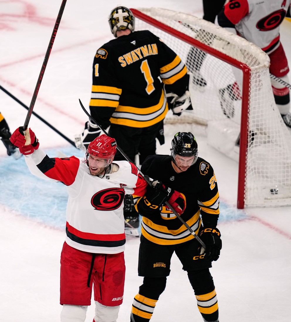 Jordan Staal oslavuje gól do siete Bostonu Bruins.