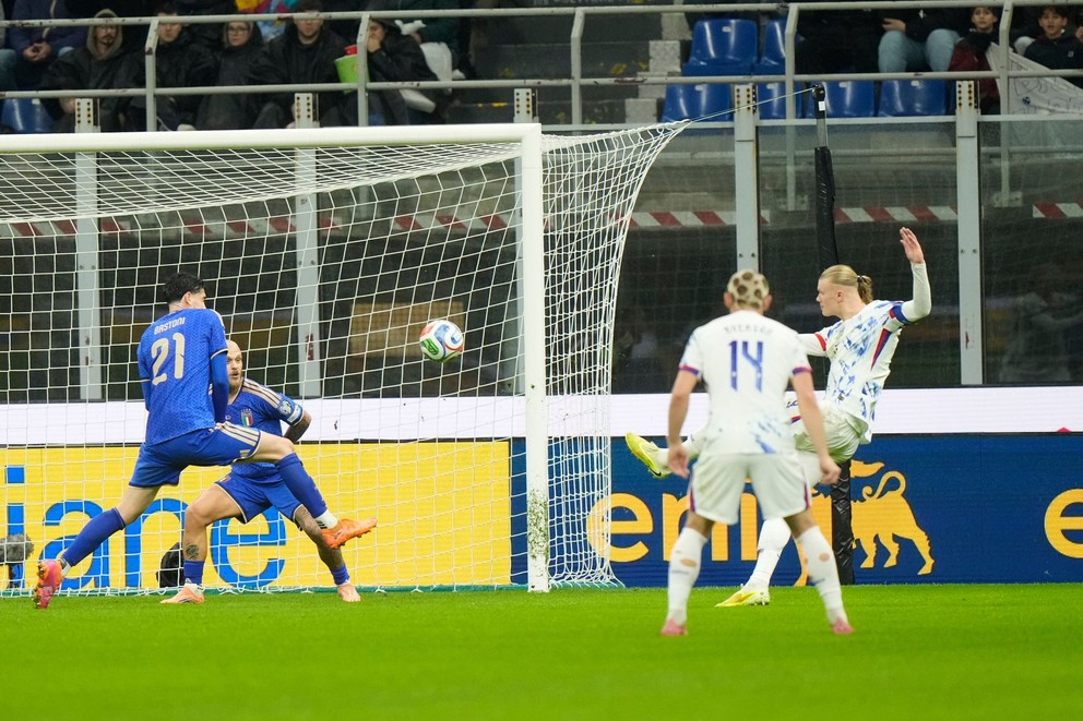 Erling Haaland strieľa svoj druhý gól v zápase Taliansko - Nórsko v kvalifikácii MS 2026.