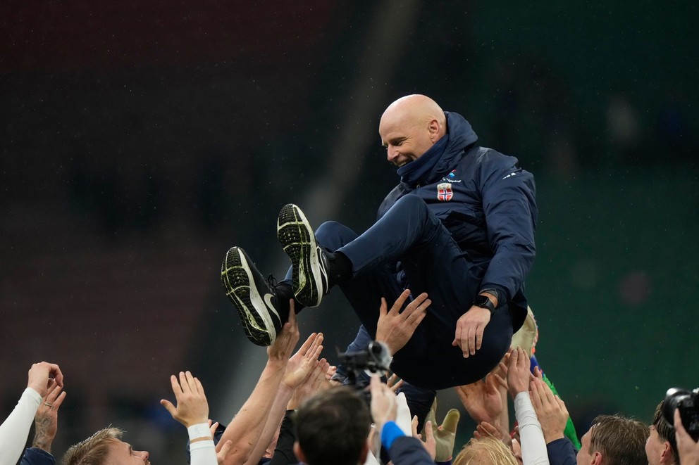 Nórski futbalisti vyhadzujú nad hlavy trénera Staaleho Solbakkena po postupe na MS 2026.