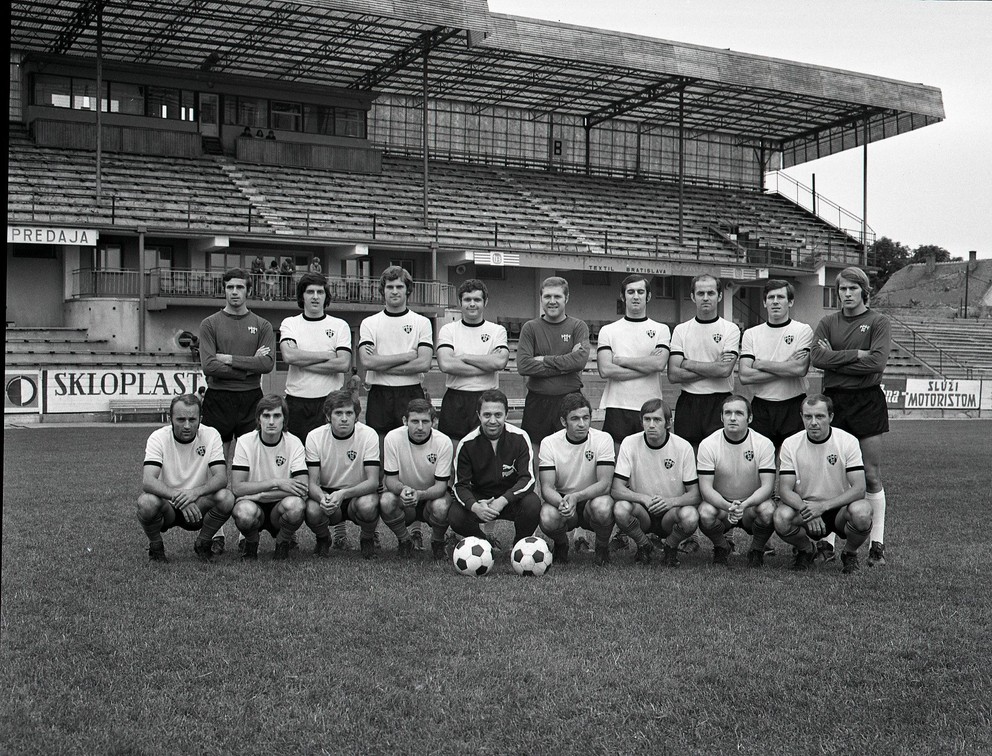 Majstrovský tím Spartaka Trnava z roku 1971, Karol Dobiaš v hornom rade druhý zľava.