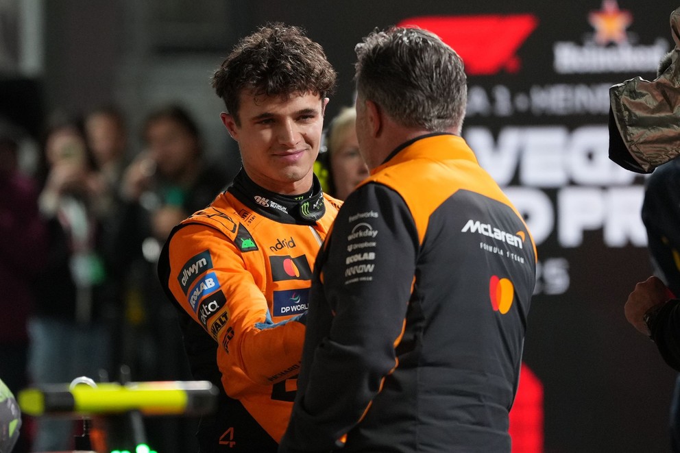 Lando Norris (McLaren) oslavuje po víťaznej kvalifikácii na Veľkú cenu Las Vegas seriálu MS formuly 1.
