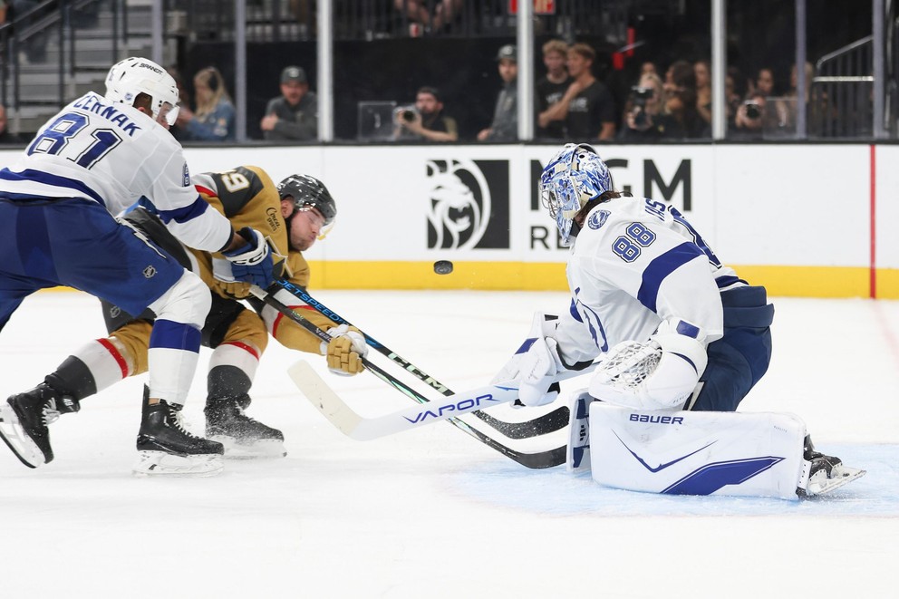 Slovenský obranca v drese Tampy Bay Lightning Erik Černák (vľavo), hráč Vegasu Ivan Barbašev (uprostred) a brankár Tampy Andrej Vasilevskij (vpravo) počas zápasu zámorskje NHL Vegas Golden Knights - Tampa Bay Lightning.