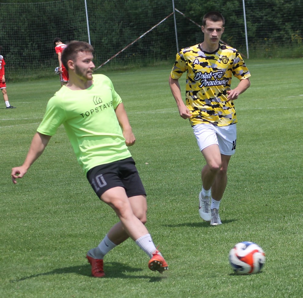 Vpravo Nikolas Lukáč z OFK SIM Raslavice.