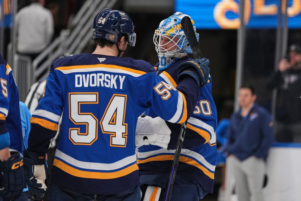 Dalibor Dvorský a brankár Jordan Binnington.