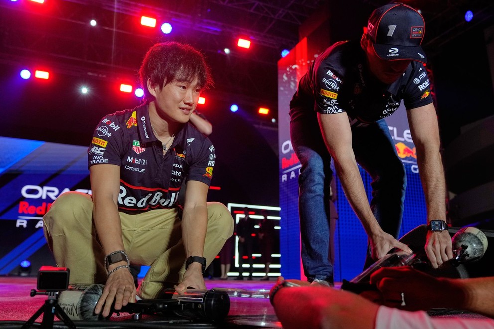 Jazdec Red Bullu Max Verstappen z Holandska (vpravo) a jazdec Red Bullu Juki Cunoda z Japonska hovoria s fanúšikmi.