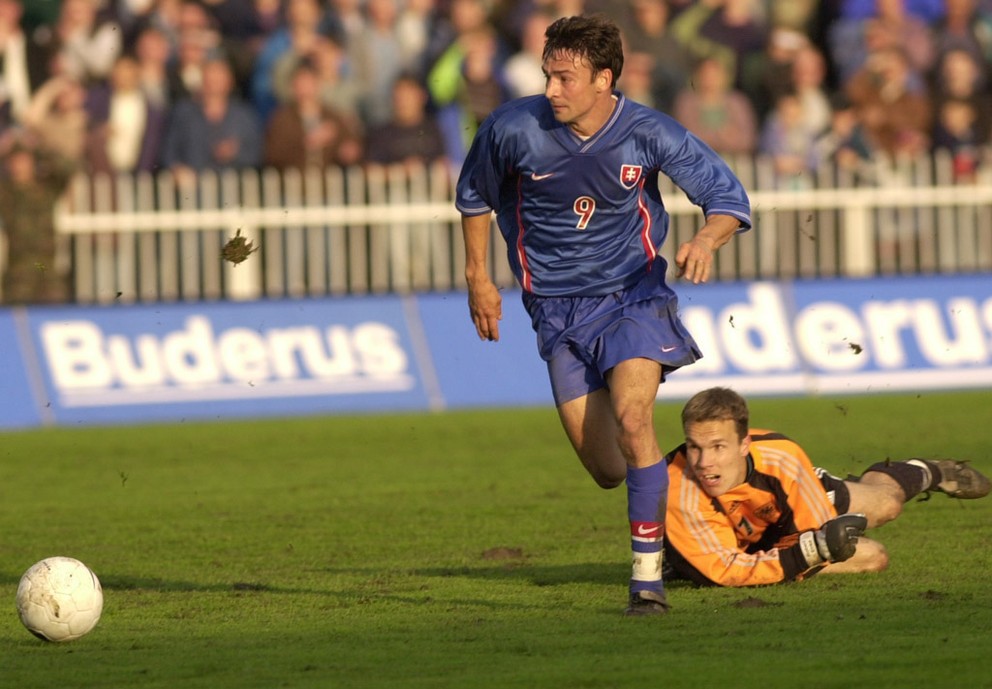 Samuel Slovák prekonáva nemeckého brankára Roberta Enkeho v tápase Slovensko 21 - Nemecko 21 v Prešove v roku 2000.