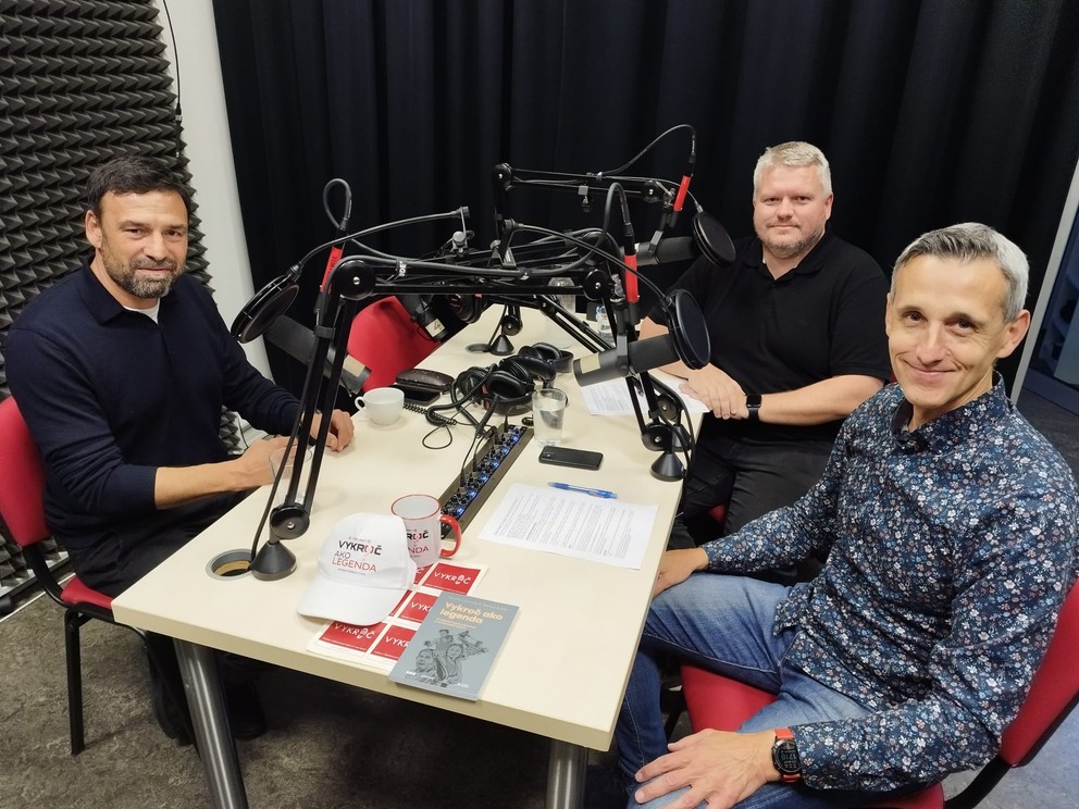 Samuel Slovák počas nahrávania podcastu Vykroč.