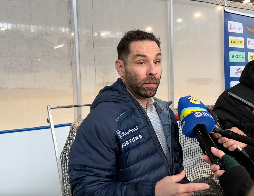 Todd Woodcroft počas rozhovoru so slovenskými novinármi.