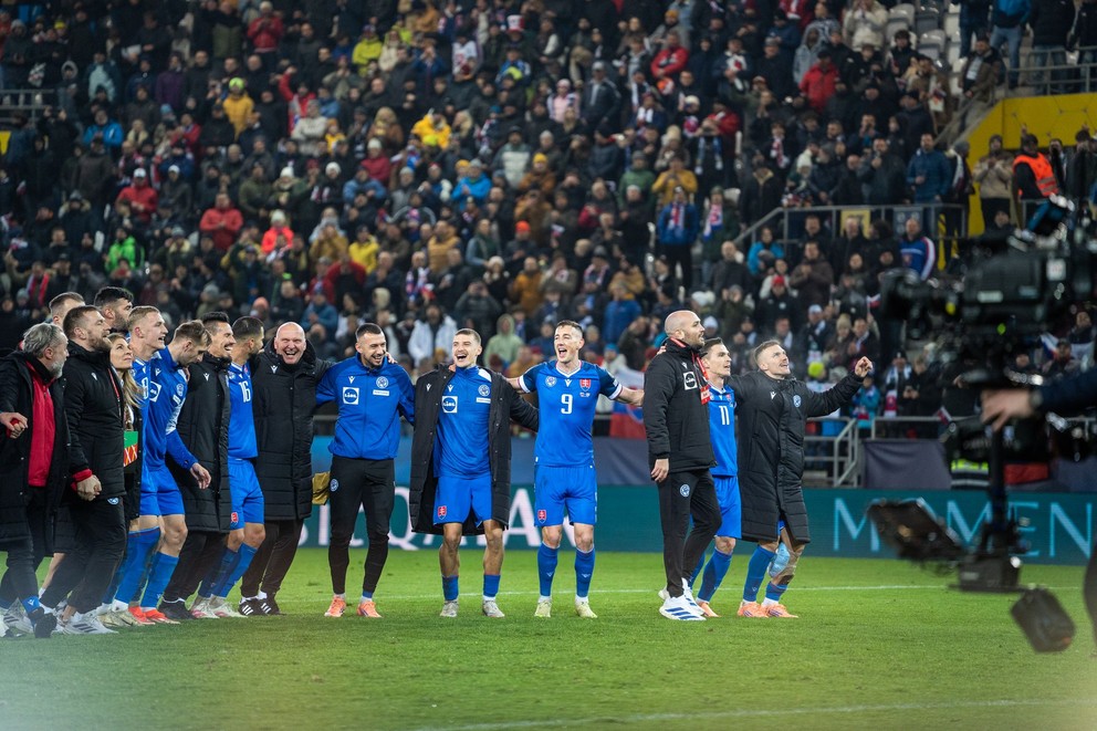 Na snímke hráči Slovenska oslavujúci víťazstvo počas kvalifikačného zápasu na Majstrovstvá sveta 2026 medzi Slovenskom a Severným Írskom.