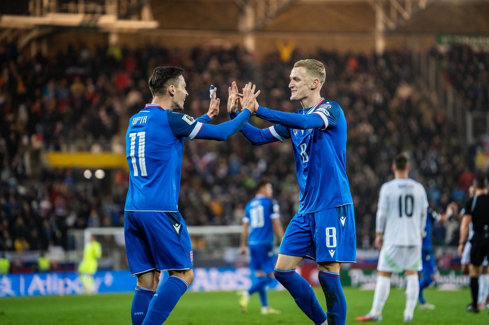 Na snímke hráč Slovenska Ľubomír Tupta (11) a hráč Slovenska Tomáš Bobček (8) počas kvalifikačného zápasu na Majstrovstvá sveta 2026.