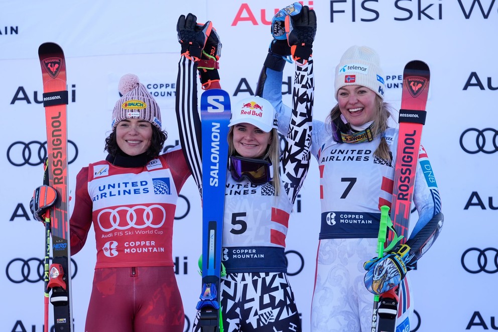 Alice Robinsonová v strede sa teší z víťazstva. Druhá skončila Julia Scheibová (vľavo) a tretia Thea Louise Stjernesundová (vpravo), 