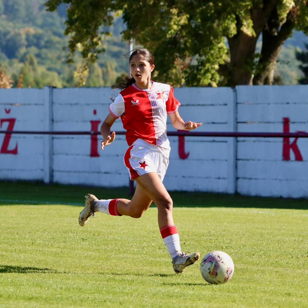 Barbora Zelenková v drese Slavie Praha.