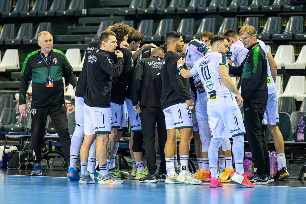 Hádzanári Prešova počas zápasu s TSV Hannover-Burgdorf.