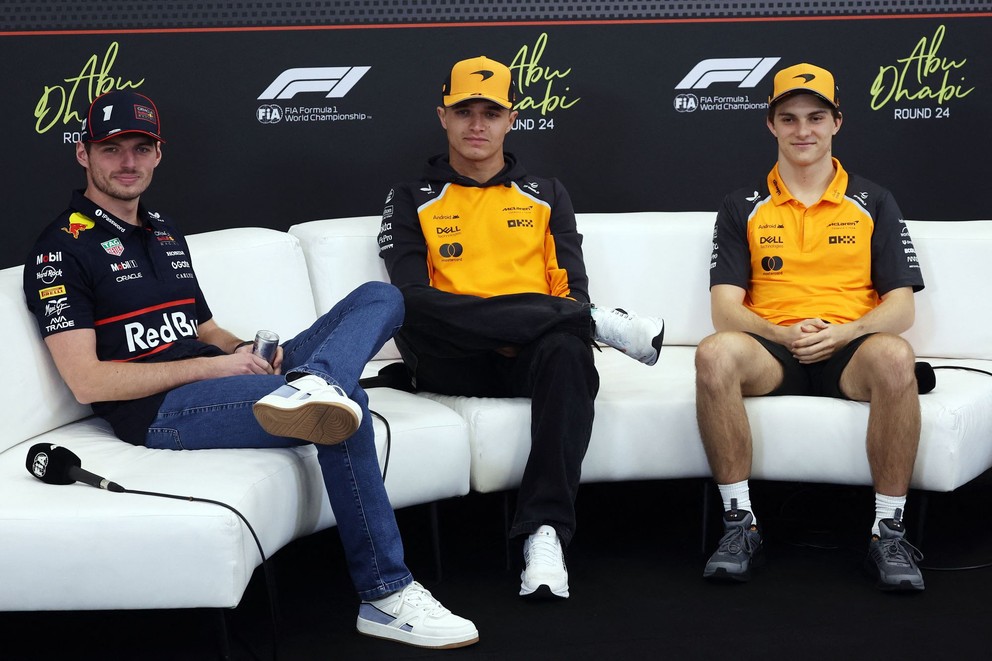 Max Verstappen, Lando Norris a Oscar Piastri počas mediálneho dňa pred VC Abú Zabí 2025.